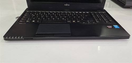 İkinci El NotebookFUJITSUFujitsu LifeBook A555/G İntel İ5 5200U 8 Ram 240GB(Sıfır)SSD R7 M260 15.6'' 2.EL Laptop